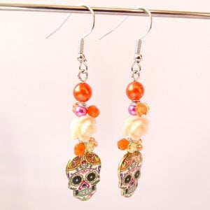 Halloween oorbellen met doodshoofdjes – vrolijke oranje en roze oorhangers