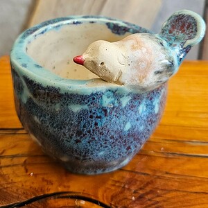 Handgemaakt keramisch schaaltje met vogeltje