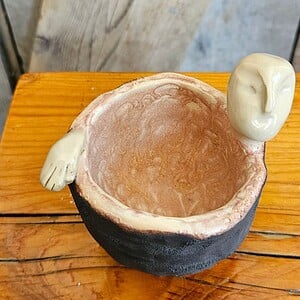 Handgemaakt keramisch zeepbakje met figuur