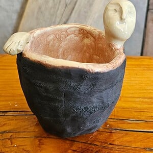 Handgemaakt keramisch zeepbakje met figuur