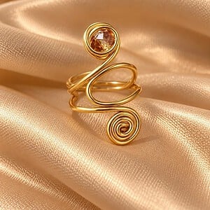 Handgemaakte Gouden Spiraalring met Amberkleurige Steen | Unieke Wire Wrapped Statement Ring