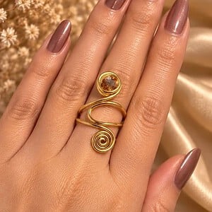 Handgemaakte Gouden Spiraalring met Amberkleurige Steen | Unieke Wire Wrapped Statement Ring
