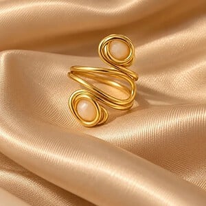Handgemaakte Gouden Spiraalring met Beige Stenen | Unieke Statement Ring