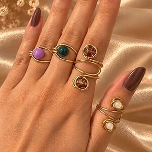 Handgemaakte Gouden Spiraalring met Beige Stenen | Unieke Statement Ring