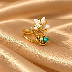 Handgemaakte Goudkleurige Ring met Witte Ster en Turquoise Kraal | Boho Spiraalring