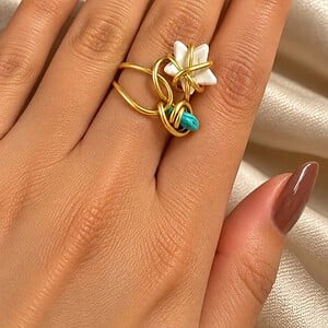 Handgemaakte Goudkleurige Ring met Witte Ster en Turquoise Kraal | Boho Spiraalring