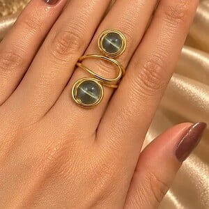 Handgemaakte Goudkleurige Spiraalring met Transparante Lichtblauwe Kralen | Verstelbare Statement Ring