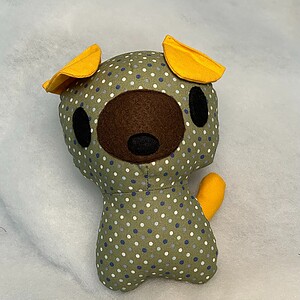 Handgemaakte hondenknuffel – vrolijke katoenen knuffel van 19 cm