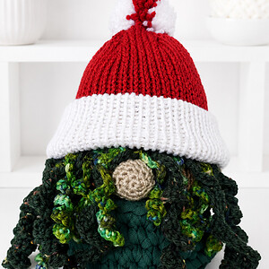 Handgemaakte huisgnome met groen haar in groen mandje | Woondecoratie