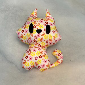 Handgemaakte kattenknuffel – vrolijke katoenen knuffel van 21 cm
