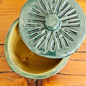 Handgemaakte keramische pot met deksel – groen – uniek exemplaar