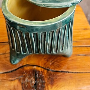 Handgemaakte keramische pot met deksel – groen – uniek exemplaar