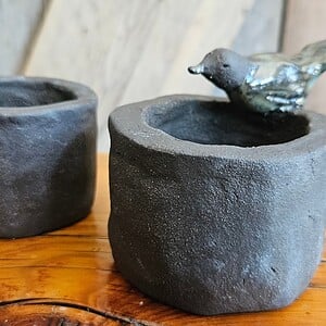 Handgemaakte keramische vogelpotjes – set van 2