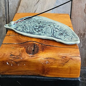 Handgemaakte keramische wierookhouder – blad met bloemenpatroon