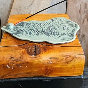Handgemaakte keramische wierookhouder – groen met boho patroon