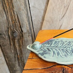 Handgemaakte keramische wierookhouder – groen met boho patroon