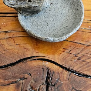 Handgemaakte keramische wierookhouder met vogeltje – spikkelklei