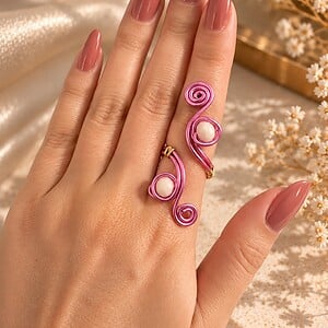 Handgemaakte Roze Spiraalring met Beige Kralen | Verstelbare Statement Ring – Cleopatra's World
