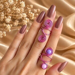 Handgemaakte Roze Spiraalring met Lila en Roze Kralen | Verstelbare Statement Ring