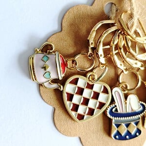 Handgemaakte steekmarkeerders, 'Alice in Wonderland'