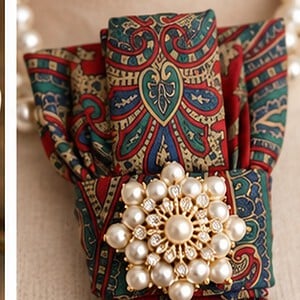 Handgemaakte stropdas ketting rood met parels broche – statement sieraad
