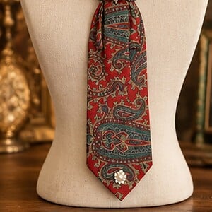 Handgemaakte stropdas ketting rood met parels broche – statement sieraad