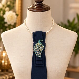 Handgemaakte stropdas kettingblauw met pauw broche – statement sieraad