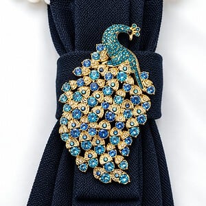 Handgemaakte stropdas kettingblauw met pauw broche – statement sieraad