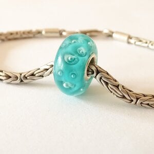 Handgemaakte turquoise lampwork glasbedel met luchtbellen en parelmoerglans