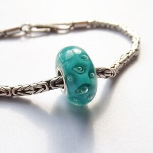 Handgemaakte turquoise lampwork glasbedel met luchtbellen en parelmoerglans