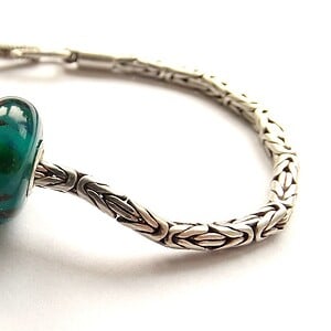 Handgemaakte turquoise Pandora-stijl bedel van lampwork glas met sterling zilveren kern
