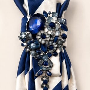 Handmade stropdas ketting blauw wit streep met parel ketting en broche – statement sieraad
