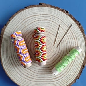 Houten naaldenkoker met kralen, 'retro vibes'