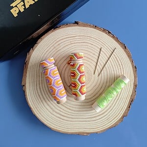 Houten naaldenkoker met kralen, 'retro vibes'