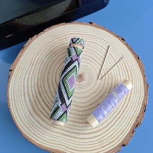 Houten naaldenkoker met kralen, 'vintage vibes'