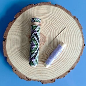 Houten naaldenkoker met kralen, 'vintage vibes'