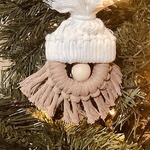 Kerstman met witte muts – handgemaakte kerstdecoratie