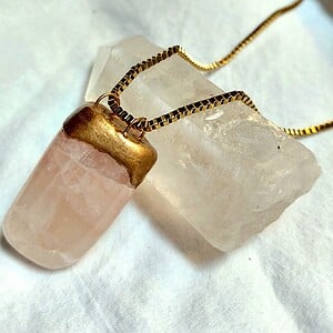 Ketting roze (mangano-) calciet