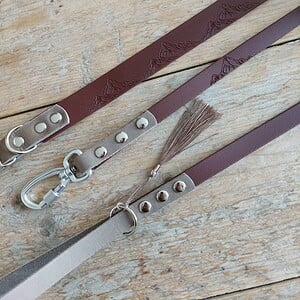 Luxe leren en Biothane honden riem en halsband set, handgemaakt met unieke eigen bergjes print