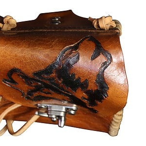 Mini leren heuptas met twee wolven – handgemaakte leren mini backpack