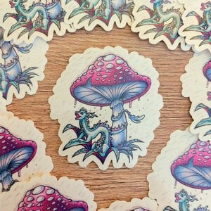 Paarse paddestoel draak sticker Transparant / Glanzend 7.4x8 cm
