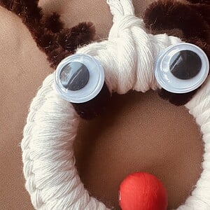 Rendier met rode neus – handgemaakte kerstdecoratie