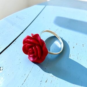 Ring met plastic roos