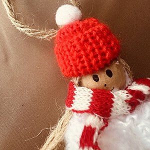 Rood kerstmeisje – handgemaakte kerstdecoratie