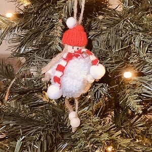 Rood kerstmeisje – handgemaakte kerstdecoratie