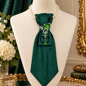 Stropdas ketting groen - Charming Tie necklace -Stropdas met broche en parelketting