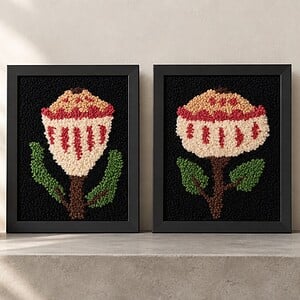 Tufted Protea Bloem – Handgemaakte Wollen Textielkunst in Zwart Frame