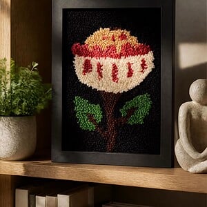Tufted Protea Bloem – Handgemaakte Wollen Textielkunst in Zwart Frame