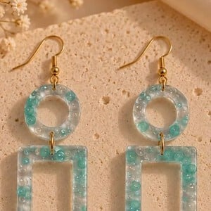 Turquoise Geometrische Hangoorbellen met Kralen | Statement Oorbellen met Goudkleurige Details