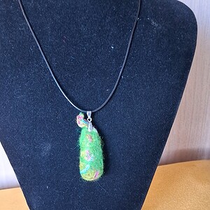 Uniek Handgevilt Organisch Hanger Ketting – Fris Groen & Kleurrijke Details